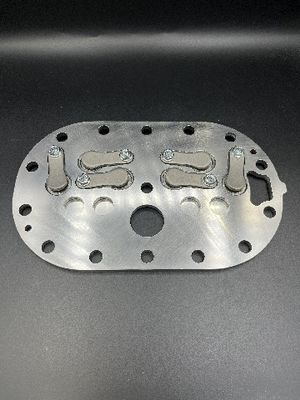 Plaque de soupape de compresseur en acier inoxydable avec limiteur et régulateur de pression par procédé de moulage pour applications industrielles